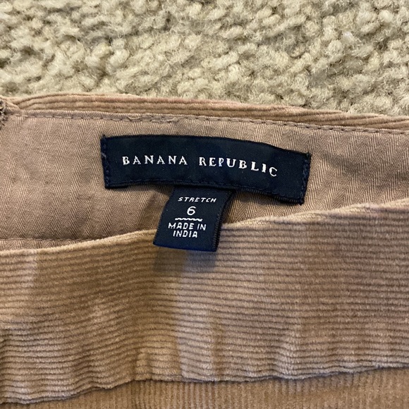 Banana Republic corduroy mini skirt, size 6! It’s a gorgeous shade of cinnamon. - Picture 3 of 6